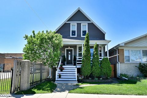 Photo of 5831 W Leland Avenue, Chicago, IL 60630 (MLS # 12644600)