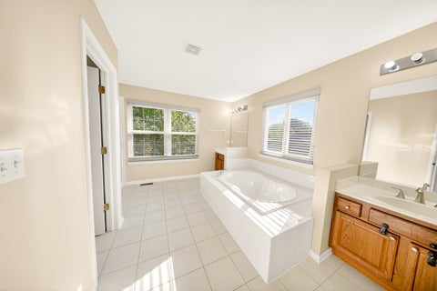 Tiny photo for 1249 Mallard Lane, Hoffman Estates, IL 60192 (MLS # 12683116)