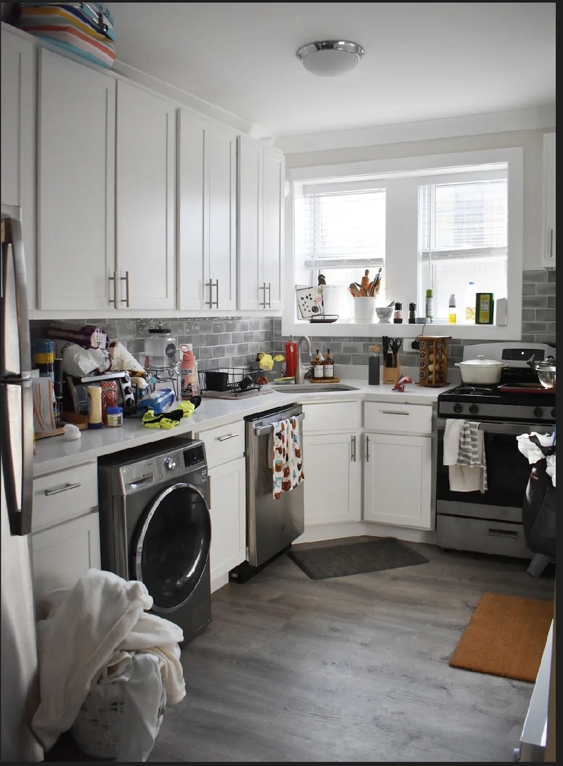 3817.5 N Greenview Avenue 1E