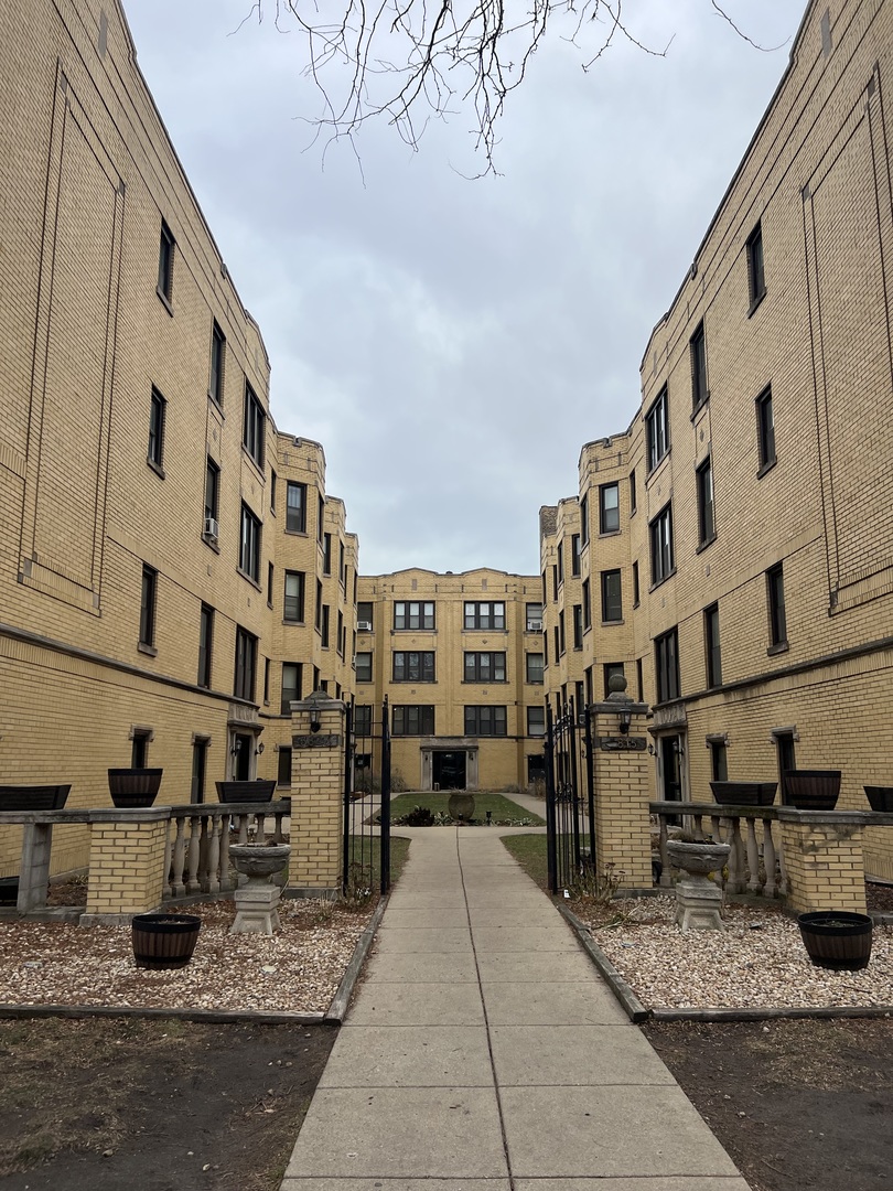 3817.5 N Greenview Avenue 1E