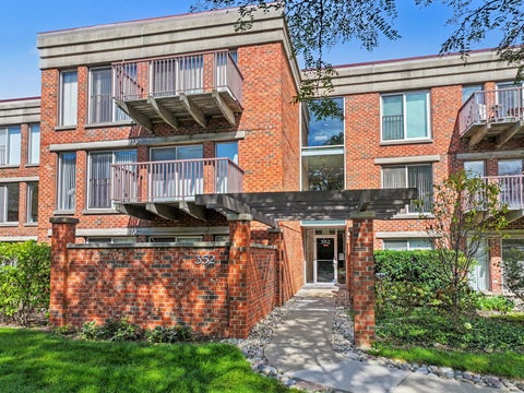 Photo of 352 Kelburn Road #222, Deerfield, IL 60015 (MLS # 12761092)