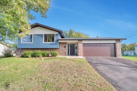 Photo of 7829 Valley View Lane, Woodridge, IL 60517 (MLS # 12492192) Photo of 7829 Valley View Lane, Woodridge, IL 60517 (MLS # 12492192)