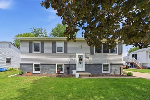 Photo of 318 E PARKWAY Drive, Blue Grass, IA 52726 (MLS # 12643233)
