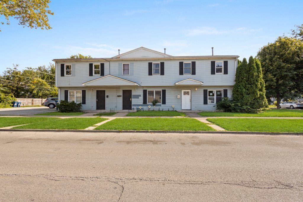 Photo for 2101 S 4th Avenue #B, Maywood, IL 60153 (MLS # 12486507)