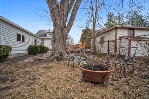 Tiny photo for 611 Vale Street, Bloomington, IL 61701 (MLS # 12569265)