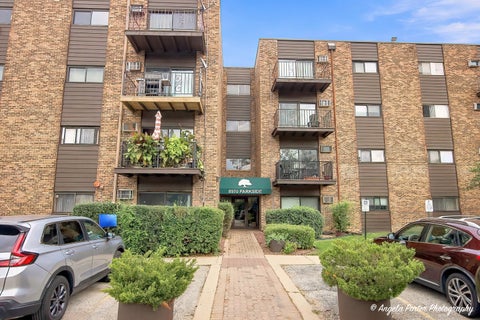 Photo of 8970 N Parkside Avenue #406, Des Plaines, IL 60016 (MLS # 12759089)
