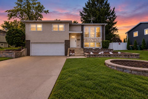 Photo of 7410 Hawthorne Avenue, Woodridge, IL 60517 (MLS # 12763973)
