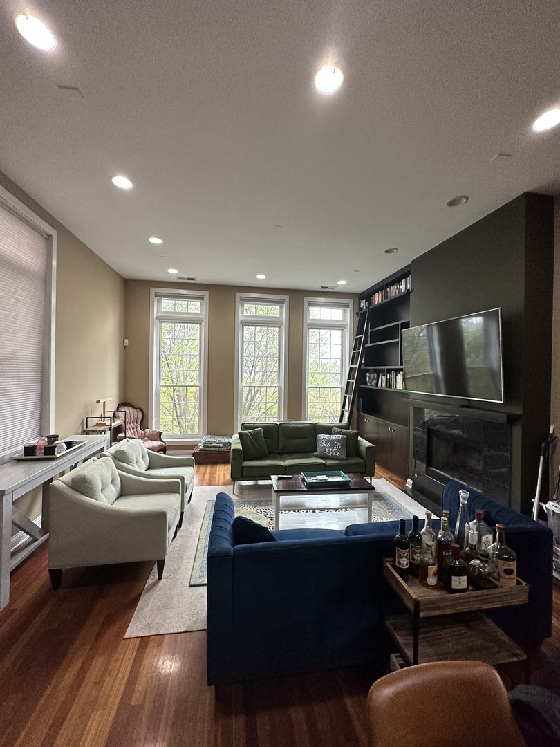 1331 N Greenview Avenue 3