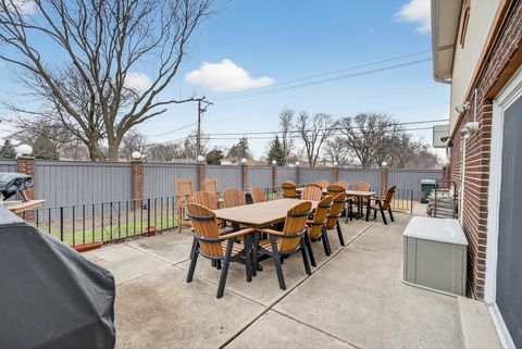 Tiny photo for 1000 S Na Wa Ta Avenue, Mount Prospect, IL 60056 (MLS # 12582617)