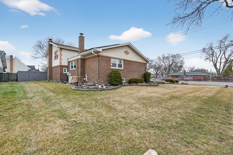 Tiny photo for 1000 S Na Wa Ta Avenue, Mount Prospect, IL 60056 (MLS # 12582617)
