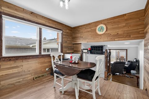 Tiny photo for 1000 S Na Wa Ta Avenue, Mount Prospect, IL 60056 (MLS # 12582617)