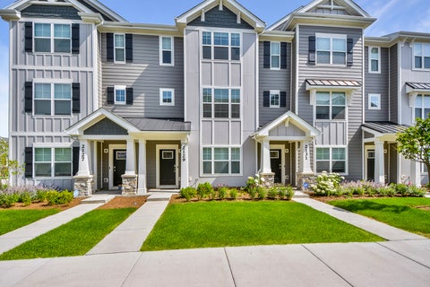 Tiny photo for 2129 Yellowstone Boulevard, Mundelein, IL 60060 (MLS # 12733525)