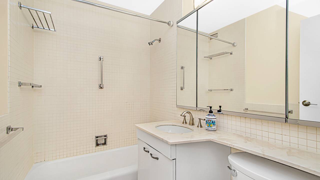 400 E RANDOLPH Street 1621