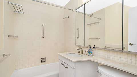 Tiny photo for 400 E RANDOLPH Street #1621, Chicago, IL 60601 (MLS # 12657184)