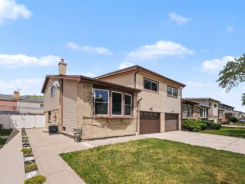 Photo of 9120 Hollyberry Avenue, Des Plaines, IL 60016 (MLS # 12741625)