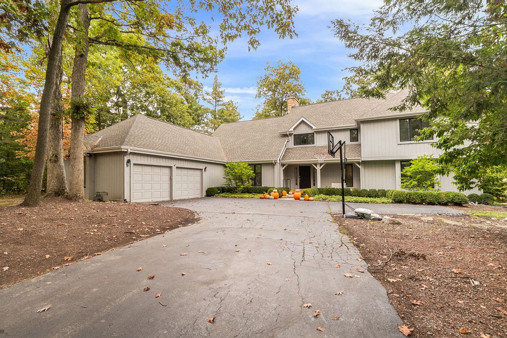 Photo for 55 Trowbridge Circle, Lake Bluff, IL 60044 (MLS # 12492825)