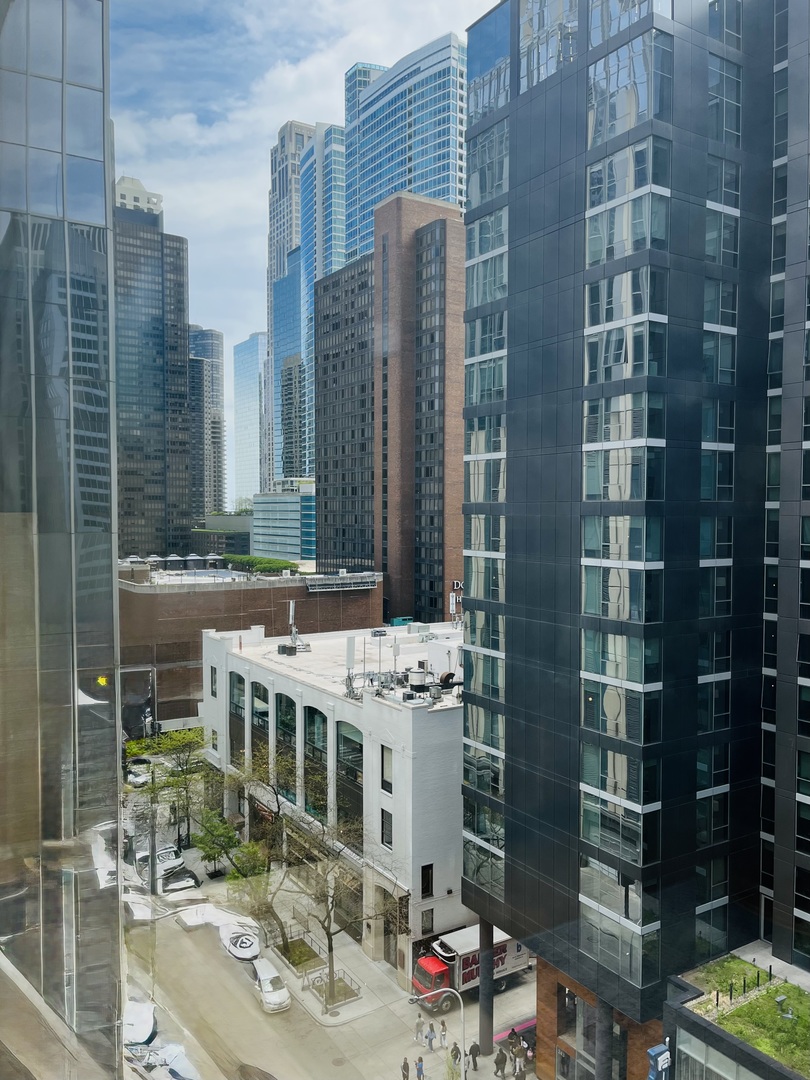 230 E Ontario Street 1206