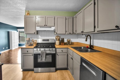 Tiny photo for 15340 Holly Court #B, Oak Forest, IL 60452 (MLS # 12790512)