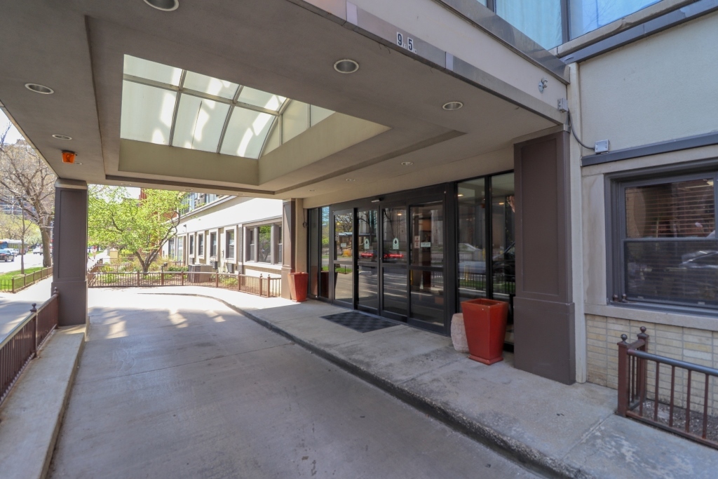 6030 N Sheridan Road 2011