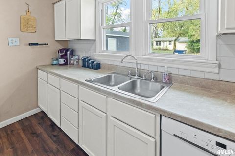 Tiny photo for 2109 N BROADWAY Avenue, Salem, IL 62881 (MLS # EB460024)