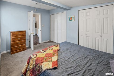 Tiny photo for 2109 N BROADWAY Avenue, Salem, IL 62881 (MLS # EB460024)