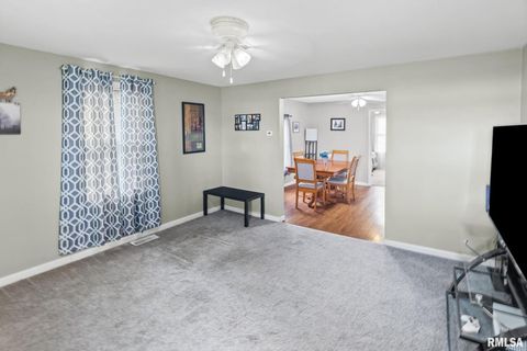 Tiny photo for 2109 N BROADWAY Avenue, Salem, IL 62881 (MLS # EB460024)