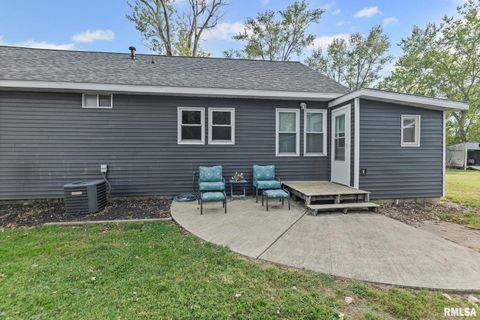 Tiny photo for 2109 N BROADWAY Avenue, Salem, IL 62881 (MLS # EB460024)