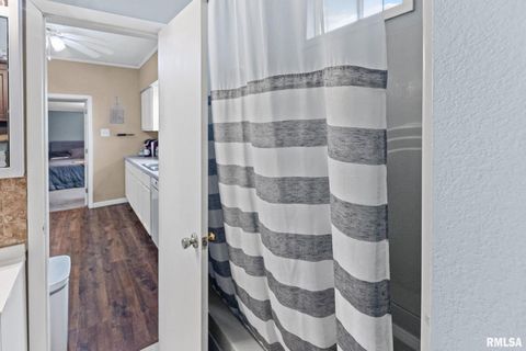 Tiny photo for 2109 N BROADWAY Avenue, Salem, IL 62881 (MLS # EB460024)