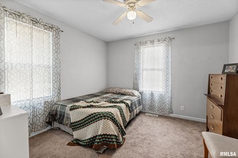 Tiny photo for 2109 N BROADWAY Avenue, Salem, IL 62881 (MLS # EB460024)