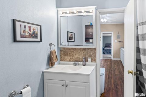 Tiny photo for 2109 N BROADWAY Avenue, Salem, IL 62881 (MLS # EB460024)