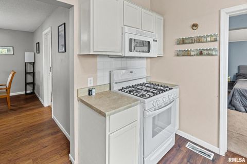 Tiny photo for 2109 N BROADWAY Avenue, Salem, IL 62881 (MLS # EB460024)