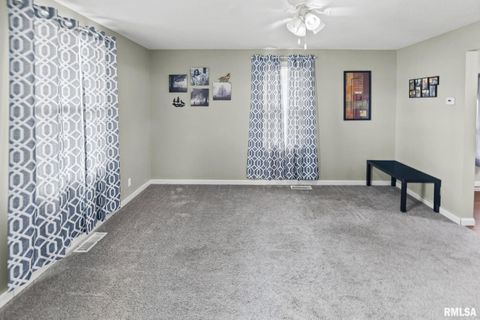 Tiny photo for 2109 N BROADWAY Avenue, Salem, IL 62881 (MLS # EB460024)