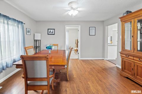 Tiny photo for 2109 N BROADWAY Avenue, Salem, IL 62881 (MLS # EB460024)