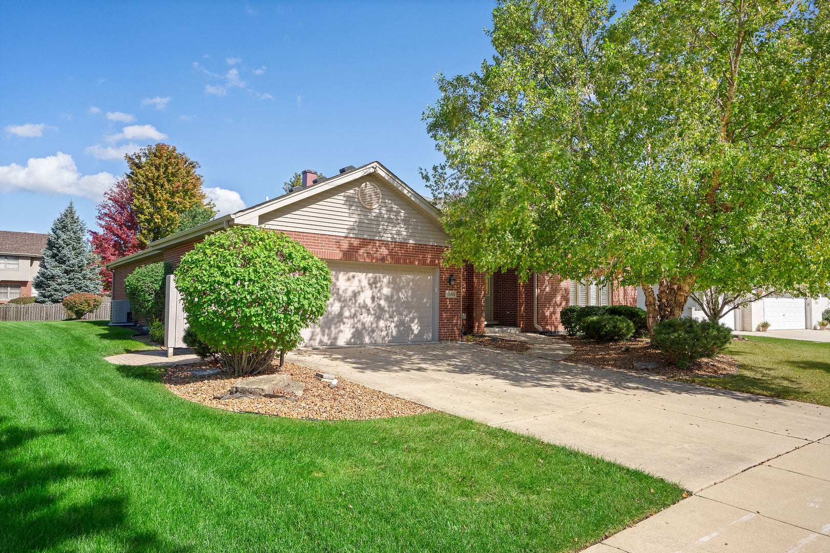 1540 HILLCREST Lane