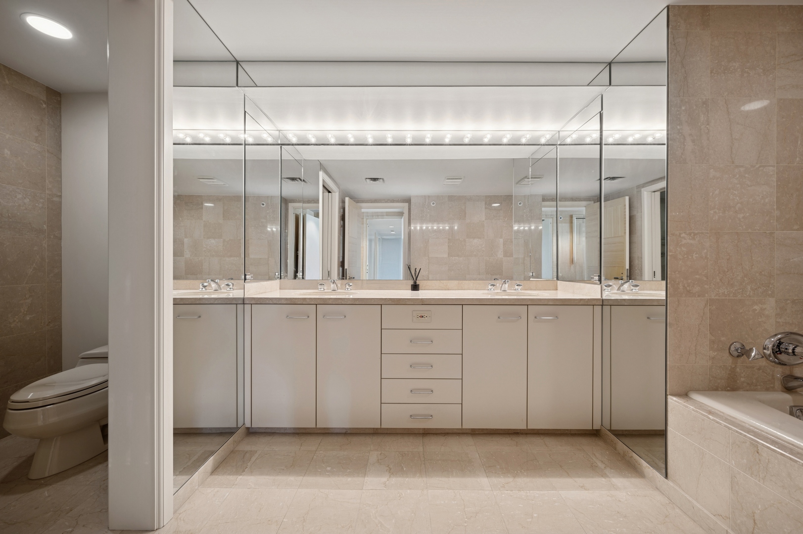 Chicago, Illinois 60611, United States, 4 Bedrooms Bedrooms, ,5 BathroomsBathrooms,Residential,Active,220305