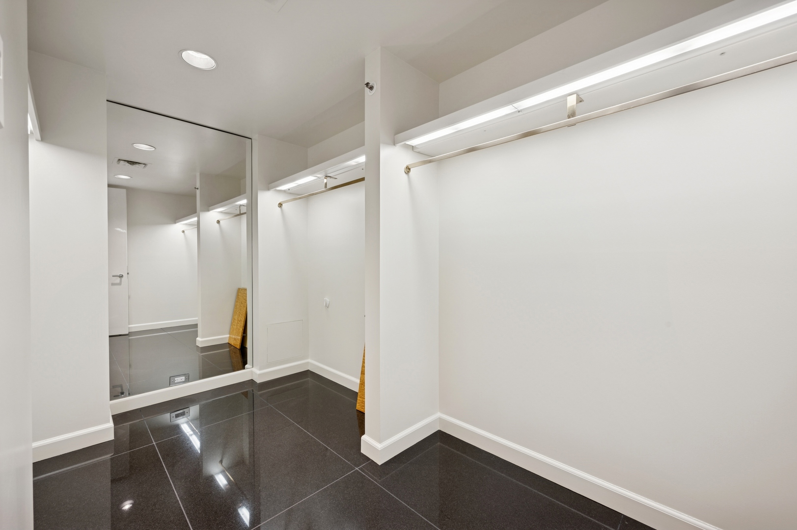 Chicago, Illinois 60611, United States, 4 Bedrooms Bedrooms, ,5 BathroomsBathrooms,Residential,Active,220305