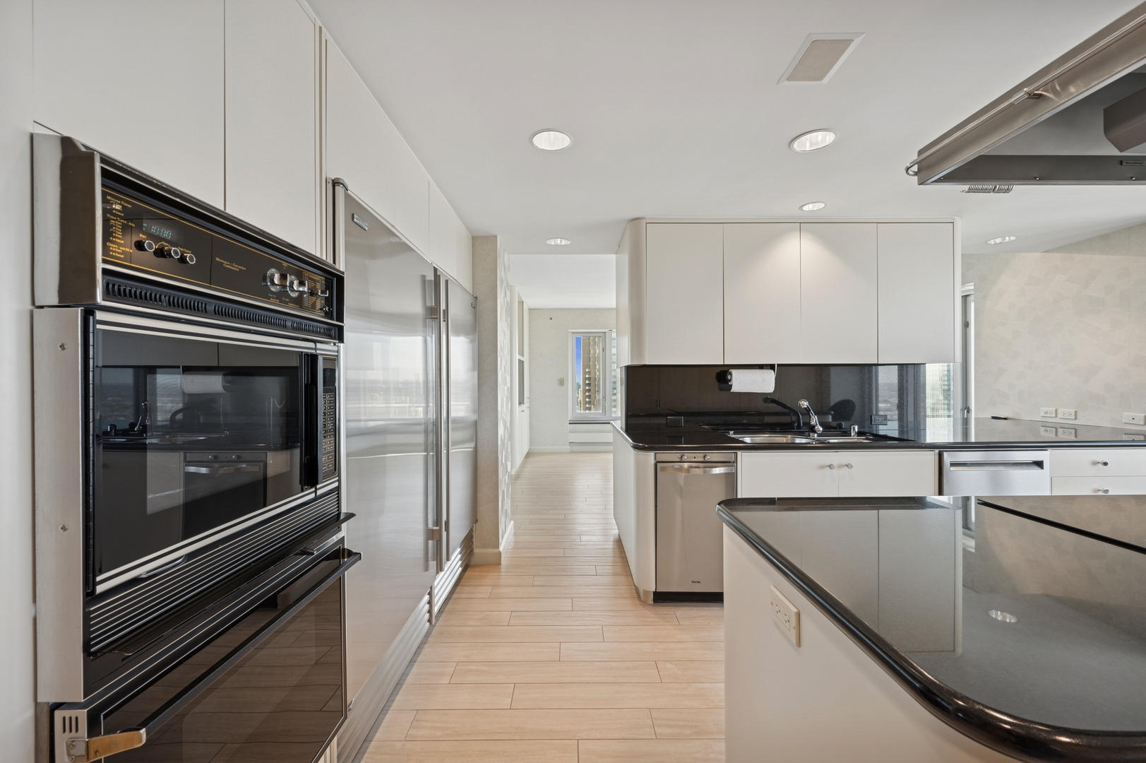 Chicago, Illinois 60611, United States, 4 Bedrooms Bedrooms, ,5 BathroomsBathrooms,Residential,Active,220305