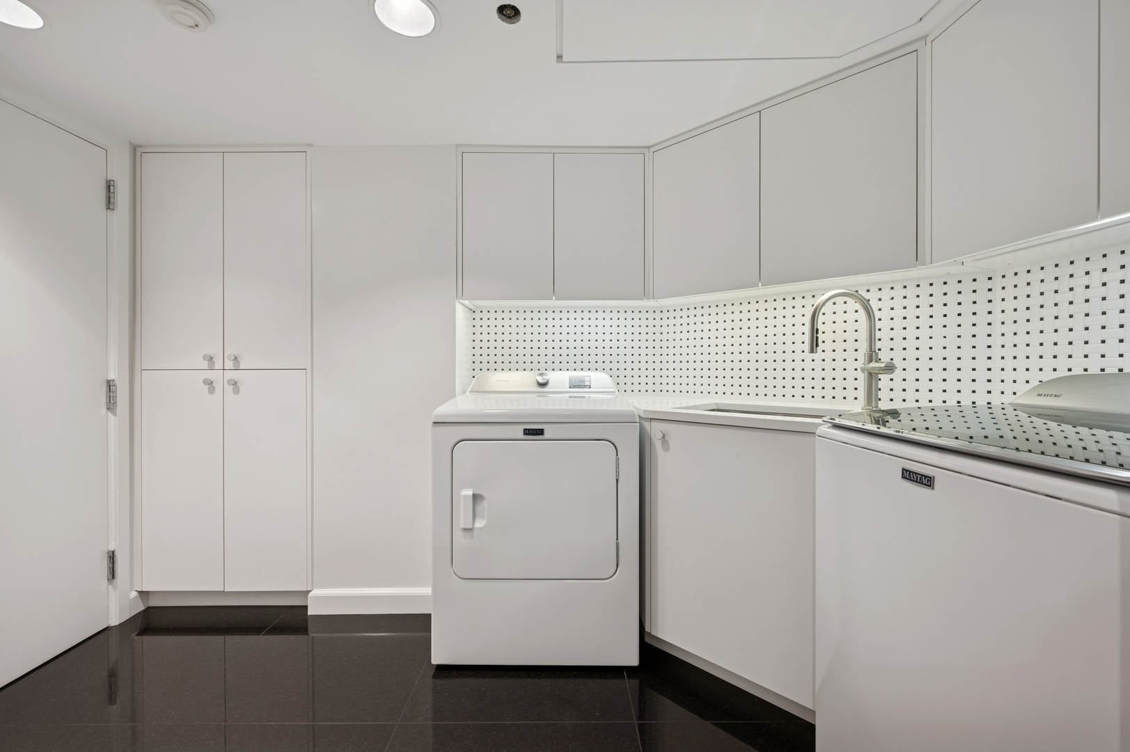 Chicago, Illinois 60611, United States, 4 Bedrooms Bedrooms, ,5 BathroomsBathrooms,Residential,Active,220305