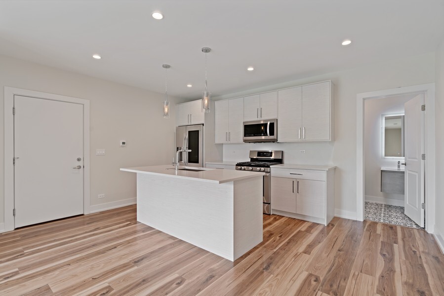 5131 N Lincoln Avenue 301