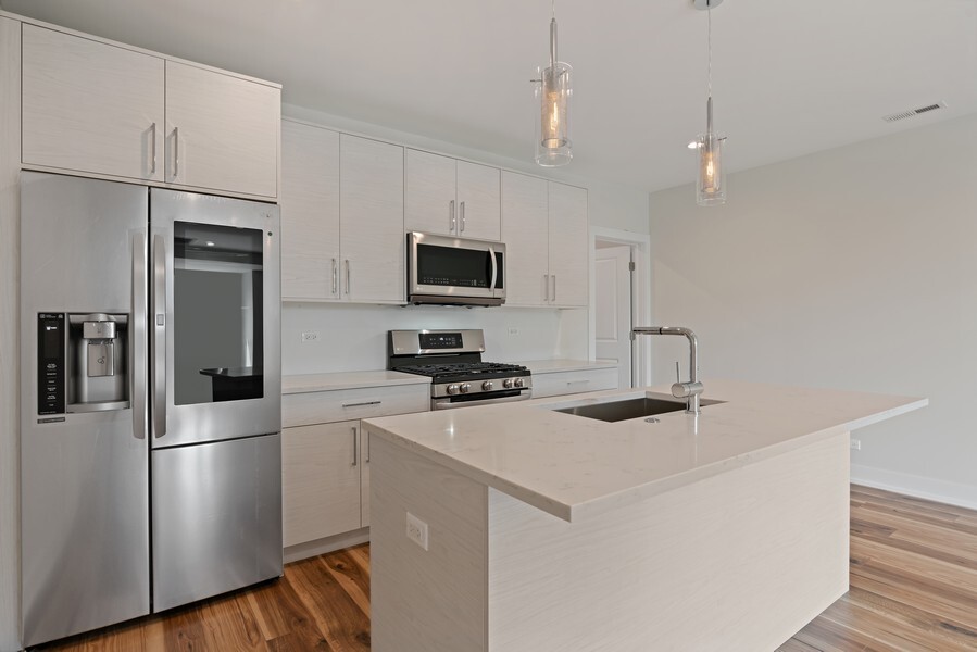 5131 N Lincoln Avenue 301