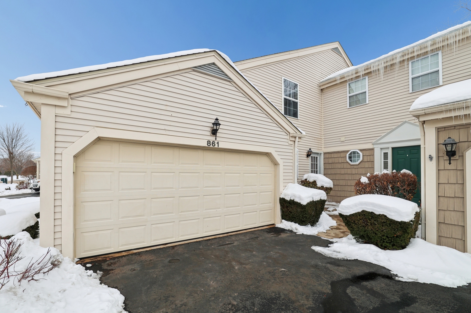 861 VILLAGE Circle 861