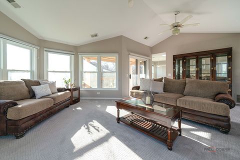 Tiny photo for 76 Willow Parkway, Buffalo Grove, IL 60089 (MLS # 12584177)