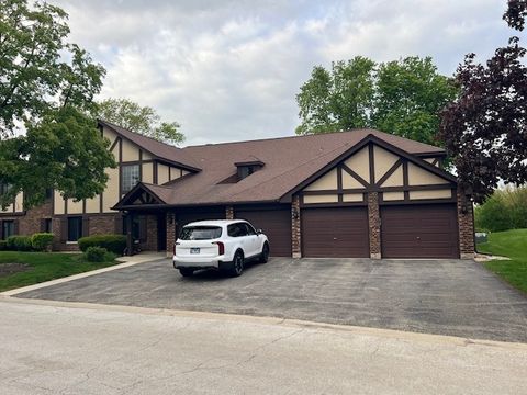 Photo of 1715 Lakecliffe Drive #B, Wheaton, IL 60189 (MLS # 12634722)