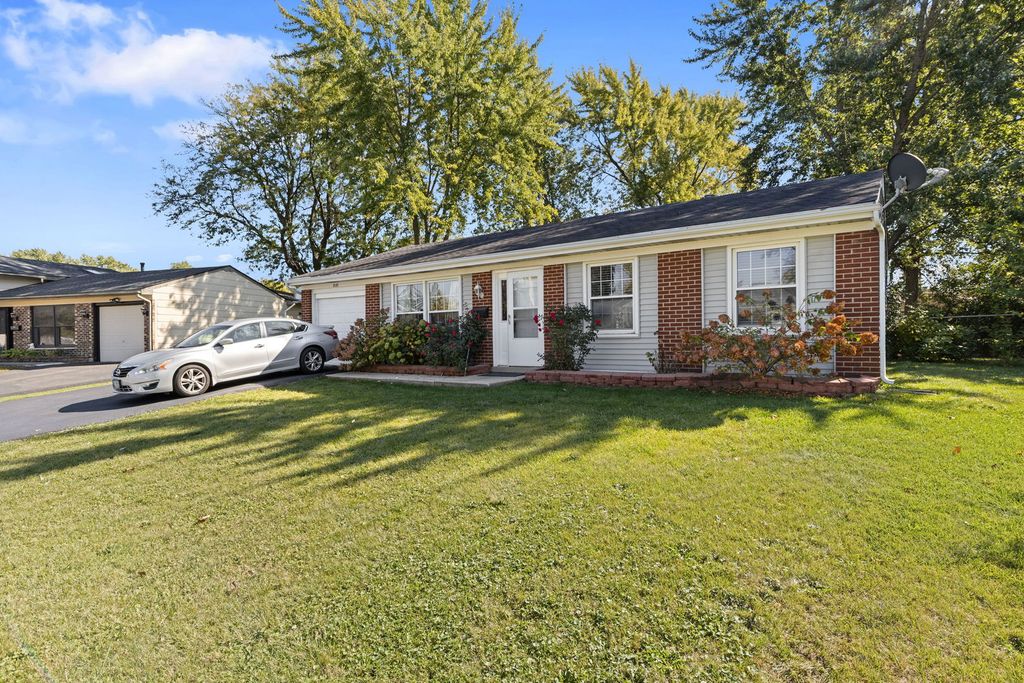 Photo for 8181 NORTHWAY Drive, Hanover Park, IL 60133 (MLS # 12494078)