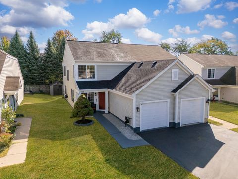 Photo of 10 Ronan Court, Lake In The Hills, IL 60156 (MLS # 12471293) Photo of 10 Ronan Court, Lake In The Hills, IL 60156 (MLS # 12471293)