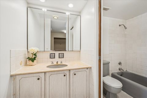 Tiny photo for 828 Oakton Street #3F, Evanston, IL 60202 (MLS # 12501875)