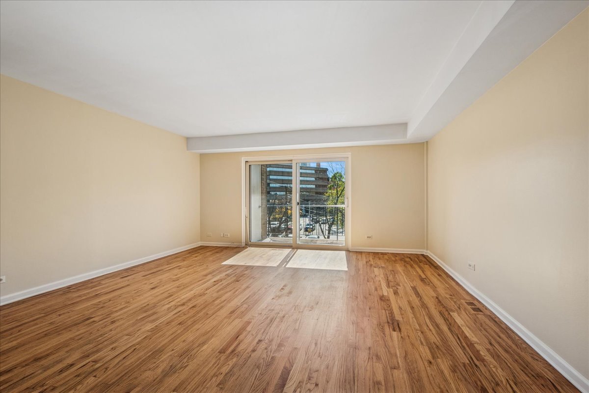 828 Oakton Street 3F