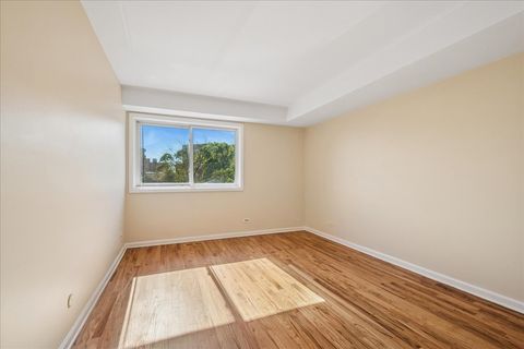 Tiny photo for 828 Oakton Street #3F, Evanston, IL 60202 (MLS # 12501875)