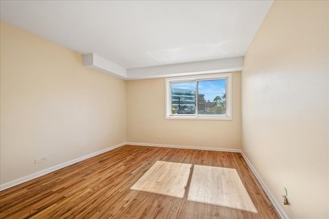 Tiny photo for 828 Oakton Street #3F, Evanston, IL 60202 (MLS # 12501875)