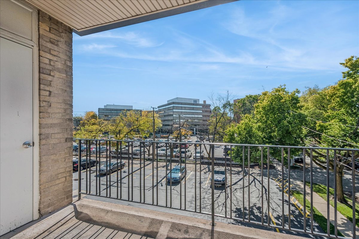 828 Oakton Street 3F